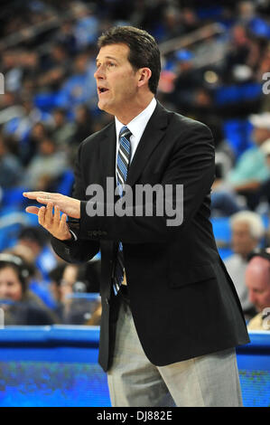 Los Angeles, CA, USA. 24. November 2013. UCLA Bruins Kopf Trainer Steve Alford in der ersten Hälfte während der College-Basketball-Spiel zwischen Chattanooga Mocs und die UCLA Bruins an Pauley Pavilion in Los Angeles, California.Louis Lopez/CSM/Alamy Live News Stockfoto