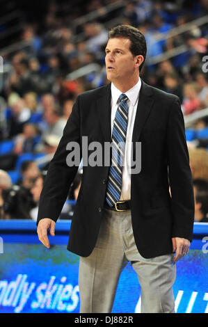 Los Angeles, CA, USA. 24. November 2013. UCLA Bruins Kopf Trainer Steve Alford in der ersten Hälfte während der College-Basketball-Spiel zwischen Chattanooga Mocs und die UCLA Bruins an Pauley Pavilion in Los Angeles, California.Louis Lopez/CSM/Alamy Live News Stockfoto