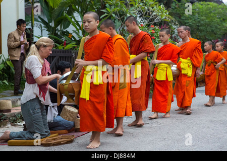 Almosen Zeremonie in Luang Prabang, Laos Stockfoto