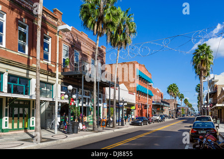 Geschäfte, Bars und Restaurants an der Seventh Avenue in historischen Ybor City, Tampa, Florida, USA Stockfoto