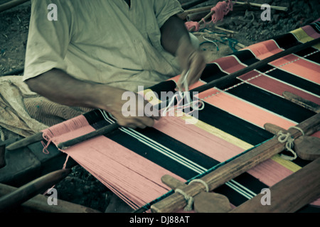 Mann macht Ghongadi, Desi Decke aus Schaf Wolle, handgefertigte Multicolor Wolldecke, Indien Stockfoto