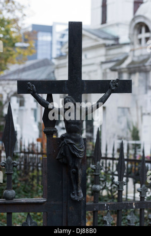 Jesus Christus hängen am Kreuz - Detail auf einen Eisenzaun in Bellu Friedhof, Bukarest, Rumänien Stockfoto