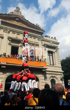 Sants Castellers Gebäude menschlicher Turm während der katalanischen Festival, Sants, Barcelona, Spanien Stockfoto