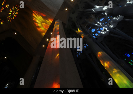 Leuchtet aus Buntglas-Fenster Spalten in der Kathedrale Sagrada Familia, Barcelona, Spanien Stockfoto