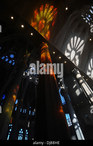 Leuchtet aus Buntglas-Fenster Spalten in der Kathedrale Sagrada Familia, Barcelona, Spanien Stockfoto