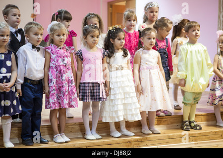 Russische Kinder Kindergarten. Kinder singen die Lieder von der Bühne