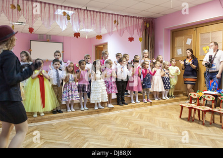 Russische Kinder Kindergarten. Kinder tanzen mit Sonnenschirmen auf der