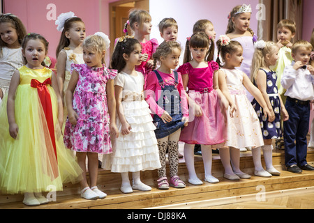 Russische Kinder Kindergarten. Kinder singen die Lieder von der Bühne
