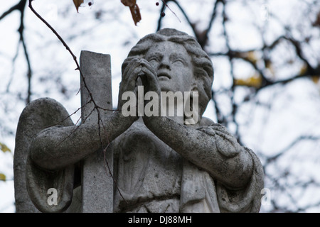 Statue eines Engels beten und hält das Kreuz im Bellu Friedhof, Bukarest, Rumänien Stockfoto