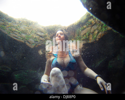 Frau Baden unter Luftblasen im alten geothermische heiße Quelle am Hrunalaug auf dem Lande in der Nähe von Fluodir, Island Stockfoto