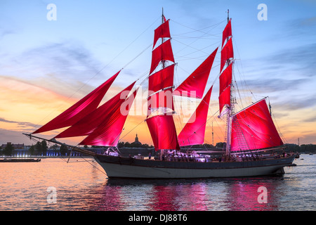 Feier Scarlet Sails zeigen während der White Nights Festival, St. Petersburg, Russland. Schiff über Sonnenuntergang Himmel Stockfoto