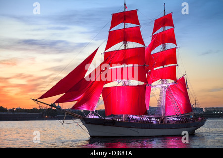 Feier Scarlet Sails zeigen während der White Nights Festival, St. Petersburg, Russland. Schiff über Sonnenuntergang Himmel Stockfoto