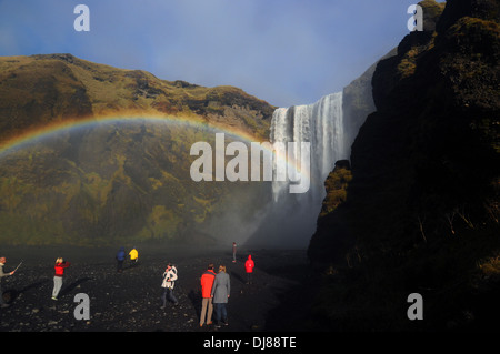 Regenbogen am Skogafoss Wasserfall, Süden Islands Stockfoto