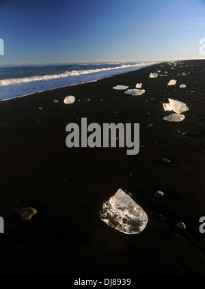 Stücke von Gletschereis am schwarzen Sandstrand im Süden Islands Jökulsárlón, Vatnajökull-Nationalpark Stockfoto