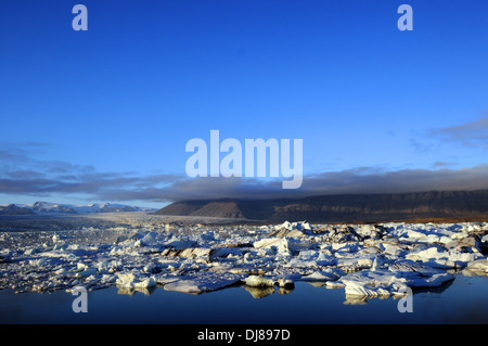 Glazial-Eisberge in der Lagune am südlichen Jökulsárlón, Vatnajökull-Nationalpark, Island Stockfoto