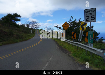 Es gibt viele scharfe Ecken entlang der Hana Highway in Maui Stockfoto