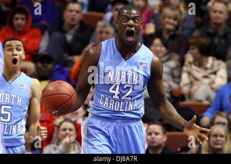 Uncasville, Connecticut, USA. 25. November 2013. 24. November 2013 - Uncasville, Connecticut, Vereinigte Staaten von Amerika - 24. November 2013: North Carolina Tar Heels weiterleiten Joel James (42) und North Carolina Tar Heels Guard Marcus Paige (5) in der zweiten Jahreshälfte 2013 Basketball Hall Of Fame-Tip-off-Turnier-Meisterschaftsspiel zwischen der Louisville Cardinals und den North Carolina Tar Heels im Mohegan Sun Arena auf einen Anruf reagieren. North Carolina besiegte Louisville 93-84 um die Naismith Halterung zu gewinnen. Anthony Nesmith/CSM/Alamy Live-Nachrichten Stockfoto