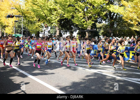 Yokohama, Kanagawa, Japan. 17. November 2013. Gesamtansicht Marathon: Läufer starten der 5. Yokohama Frauen Marathon in Yokohama, Kanagawa, Japan. © Hitoshi Mochizuki/AFLO/Alamy Live-Nachrichten Stockfoto