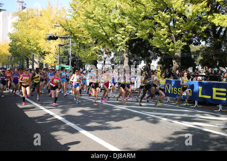 Yokohama, Kanagawa, Japan. 17. November 2013. Gesamtansicht Marathon: Läufer starten der 5. Yokohama Frauen Marathon in Yokohama, Kanagawa, Japan. © Hitoshi Mochizuki/AFLO/Alamy Live-Nachrichten Stockfoto