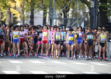 Yokohama, Kanagawa, Japan. 17. November 2013. Gesamtansicht Marathon: Läufer vorzubereiten, der 5. Yokohama Frauen Marathon in Yokohama, Kanagawa, Japan zu starten. © Hitoshi Mochizuki/AFLO/Alamy Live-Nachrichten Stockfoto