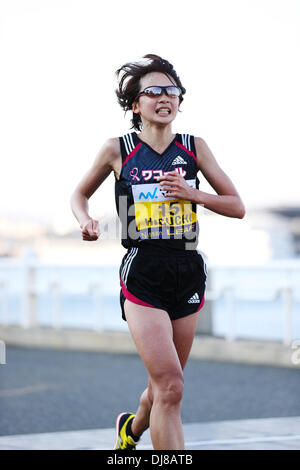 Yokohama, Kanagawa, Japan. 17. November 2013. Noriko Higuchi (JPN) Marathon: Noriko Higuchi Japan endet Achter in der 5. Yokohama Frauen Marathon in Yokohama, Kanagawa, Japan. © Hitoshi Mochizuki/AFLO/Alamy Live-Nachrichten Stockfoto