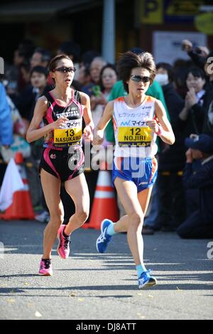 Yokohama, Kanagawa, Japan. 17. November 2013. (L-R) Mizuho Nasukawa, Azusa Nojiri (JPN) Marathon: 5. Yokohama Frauen-Marathon in Yokohama, Kanagawa, Japan. © Hitoshi Mochizuki/AFLO/Alamy Live-Nachrichten Stockfoto