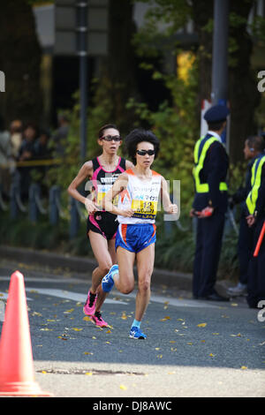 Yokohama, Kanagawa, Japan. 17. November 2013. (R-L) Azusa Nojiri, Mizuho Nasukawa (JPN) Marathon: 5. Yokohama Frauen Marathon in Yokohama, Kanagawa, Japan. © Hitoshi Mochizuki/AFLO/Alamy Live-Nachrichten Stockfoto