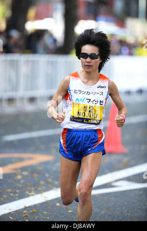 Yokohama, Kanagawa, Japan. 17. November 2013. Azusa Nojiri (JPN) Marathon: 5. Yokohama Frauen Marathon in Yokohama, Kanagawa, Japan. © Hitoshi Mochizuki/AFLO/Alamy Live-Nachrichten Stockfoto