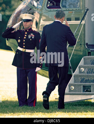 Washington, DC, USA. 24. November 2013. US-Präsident Barack Obama begrüßt die Marine Guard, wie er im Weißen Haus in Washington, DC, USA, 24. November 2013 fährt. Der Präsident wird Seattle, San Francisco und Los Angeles besuchen, bevor Sie wieder Dienstag Abend. Bildnachweis: Ron Sachs / Pool über CNP/Dpa/Alamy Live News Stockfoto