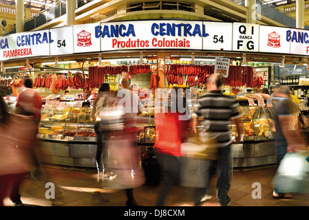 Brasilien, Porto Alegre: Menschen Kauf regionaler Produkte in der Öffentlichkeit-Markthalle Stockfoto