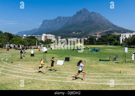 Mädchen läuft Staffellauf, Str. Georges Schule, Cape Town, Südafrika Stockfoto