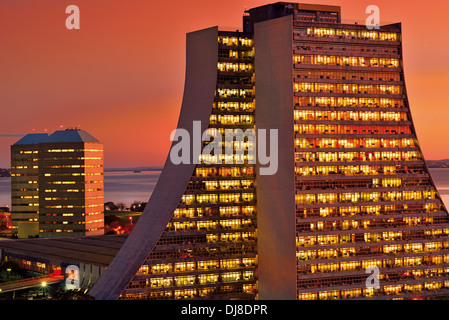 Brasilien, Porto Alegre: Nächtliche beleuchteten Zustand Regierung Gebäude von Rio Grande do Sul mit malerischen Sonnenuntergang am See Guaíba Stockfoto