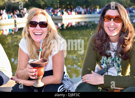 Brasilien, Porto Alegre: "Gaúchas" genießen sonnigen Wintertag in der Stadt parken Farroupilha trinken "Chimarrao" Stockfoto