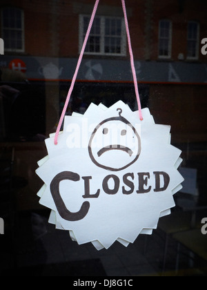 Selbstgemachtes geschlossenes Schild an der Tür des Ladens mit einem traurigen Smiley UK Stockfoto
