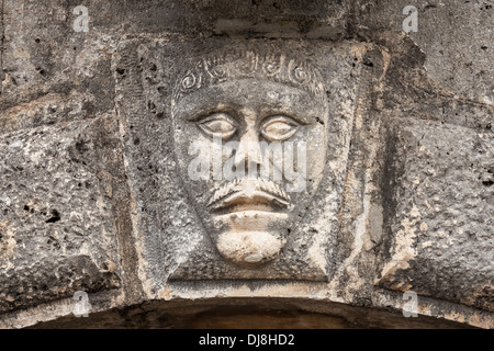 Basrelief mit Gesicht des Mannes auf der Fassade des alten Hauses in Perast Stadt, Montenegro Stockfoto