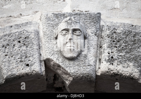 Basrelief des Gesicht eines Mannes auf der Fassade des alten Hauses in Perast Stadt, Montenegro Stockfoto