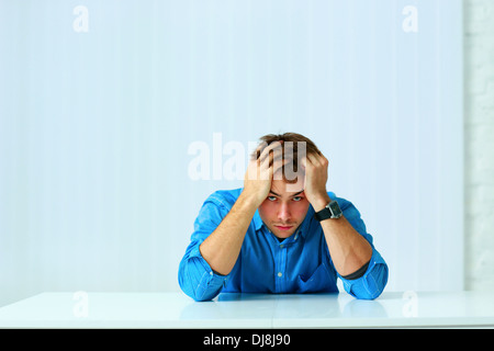 Ernsthafte Jungunternehmer am Tisch im Büro Stockfoto