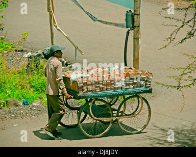 Eine Hawker verkauft buntes Glas Armreifen auf einem Karren. Pune, Maharashtra, Indien. Stockfoto