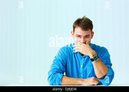 Porträt eines jungen Lachen Geschäftsmann im blauen Hemd im Büro Stockfoto