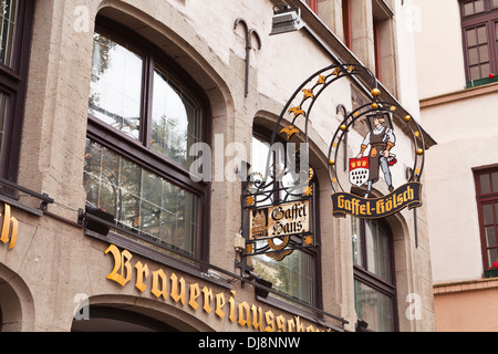 Gaffel Kölsch Schild in der Altstadt von Köln, Deutschland. Stockfoto