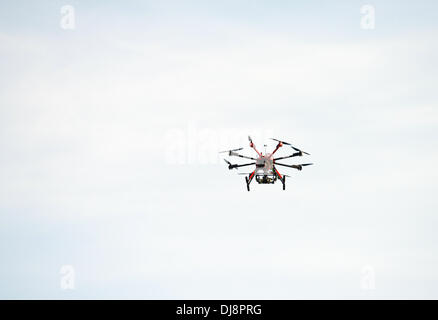Fuerstenwalde, Deutschland. 12. November 2013. Eine Kameradrohne ist in den Himmel in Fuerstenwalde, Deutschland, 12. November 2013 abgebildet. Foto: Patrick Pleul/Dpa/Alamy Live News Stockfoto