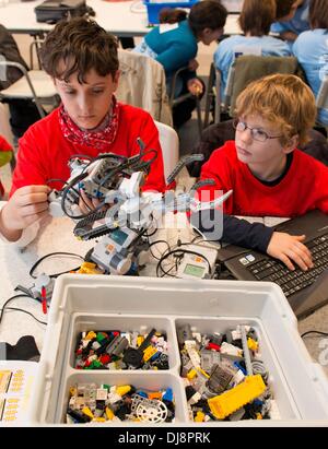 Die beiden Schüler Philipp (L) und Dennis aus München nehmen Sie Teil am Roboter-Wettbewerb "Erste Lego League 2013" in Eberswalde, Deutschland, 15. November 2013. 21 Teams aus deutschen und polnischen Schulen nehmen Teil an dem Wettbewerb mit Roboter von Lego-Steinen. Die Veranstaltung ist Teil der internationalen Roboterwettbewerb für Kinder und Jugendliche von 10 bis 16 Jahren. Foto: Patrick Pleul/dpa Stockfoto