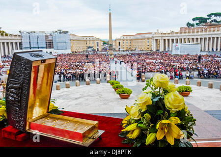 Rom, Italien. 24. November 2013. Vor Beginn der Messe zum Abschluss des Jahres des Glaubens, Papst Francis den Altar auf der Treppe der Basilika aufgebracht hat und dann die Bronze Reliquienschrein Fragmente von Knochen mit der Apostel Petrus zugeschrieben, ausgestellt öffentlich zum ersten Mal heute Morgen. Der Papst hat Stand in der Stille für wenige Augenblicke vor der Reliquien und war dann verbeugte sich. Bildnachweis: Wirklich einfach Star/Alamy Live-Nachrichten Stockfoto