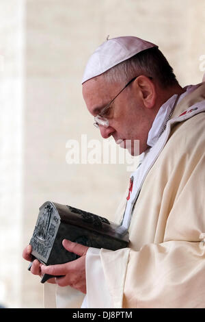 Rom, Italien. 24. November 2013. Vor Beginn der Messe zum Abschluss des Jahres des Glaubens, Papst Francis den Altar auf der Treppe der Basilika aufgebracht hat und dann die Bronze Reliquienschrein Fragmente von Knochen mit der Apostel Petrus zugeschrieben, ausgestellt öffentlich zum ersten Mal heute Morgen. Der Papst hat Stand in der Stille für wenige Augenblicke vor der Reliquien und war dann verbeugte sich. Bildnachweis: Wirklich einfach Star/Alamy Live-Nachrichten Stockfoto