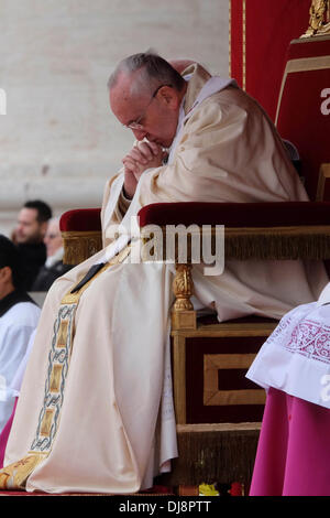 Rom, Italien. 24. November 2013. Vor Beginn der Messe zum Abschluss des Jahres des Glaubens, Papst Francis den Altar auf der Treppe der Basilika aufgebracht hat und dann die Bronze Reliquienschrein Fragmente von Knochen mit der Apostel Petrus zugeschrieben, ausgestellt öffentlich zum ersten Mal heute Morgen. Der Papst hat Stand in der Stille für wenige Augenblicke vor der Reliquien und war dann verbeugte sich. Bildnachweis: Wirklich einfach Star/Alamy Live-Nachrichten Stockfoto