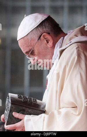 Rom, Italien. 24. November 2013. Vor Beginn der Messe zum Abschluss des Jahres des Glaubens, Papst Francis den Altar auf der Treppe der Basilika aufgebracht hat und dann die Bronze Reliquienschrein Fragmente von Knochen mit der Apostel Petrus zugeschrieben, ausgestellt öffentlich zum ersten Mal heute Morgen. Der Papst hat Stand in der Stille für wenige Augenblicke vor der Reliquien und war dann verbeugte sich. Bildnachweis: Wirklich einfach Star/Alamy Live-Nachrichten Stockfoto