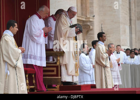 Rom, Italien. 24. November 2013. Vor Beginn der Messe zum Abschluss des Jahres des Glaubens, Papst Francis den Altar auf der Treppe der Basilika aufgebracht hat und dann die Bronze Reliquienschrein Fragmente von Knochen mit der Apostel Petrus zugeschrieben, ausgestellt öffentlich zum ersten Mal heute Morgen. Der Papst hat Stand in der Stille für wenige Augenblicke vor der Reliquien und war dann verbeugte sich. Bildnachweis: Wirklich einfach Star/Alamy Live-Nachrichten Stockfoto