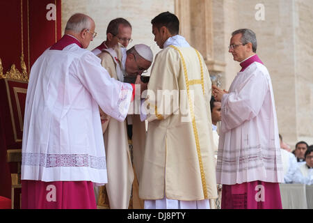 Rom, Italien. 24. November 2013. Vor Beginn der Messe zum Abschluss des Jahres des Glaubens, Papst Francis den Altar auf der Treppe der Basilika aufgebracht hat und dann die Bronze Reliquienschrein Fragmente von Knochen mit der Apostel Petrus zugeschrieben, ausgestellt öffentlich zum ersten Mal heute Morgen. Der Papst hat Stand in der Stille für wenige Augenblicke vor der Reliquien und war dann verbeugte sich. Bildnachweis: Wirklich einfach Star/Alamy Live-Nachrichten Stockfoto