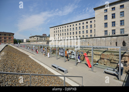 Berlin. Deutschland. Topographie des Terrors, Topographie des Terrors, Niederkirchnerstraße. Stockfoto