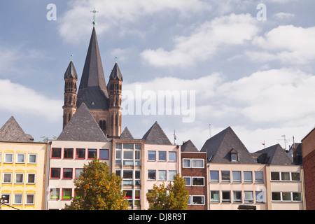 Alter Markt und der Turm von Groß St. Martin-Kirche in der Altstadt von Köln. Stockfoto